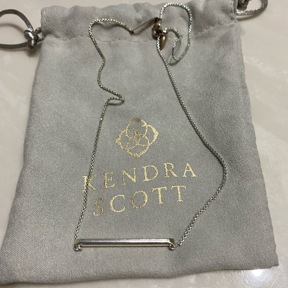 Kendra Scott necklace